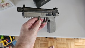 Pištolj CZ P 09 SR - sa nastavkom za prigušivač