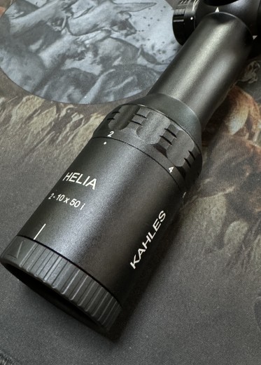 Kahles Helia 2-10x50 sa nosačima Leupold QRW 2